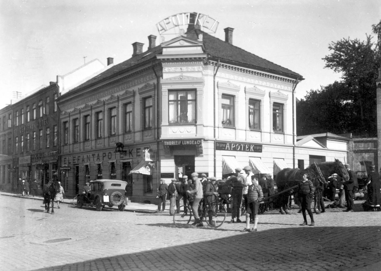 elefantapoteket kongens gate øvre torv biler hester folk